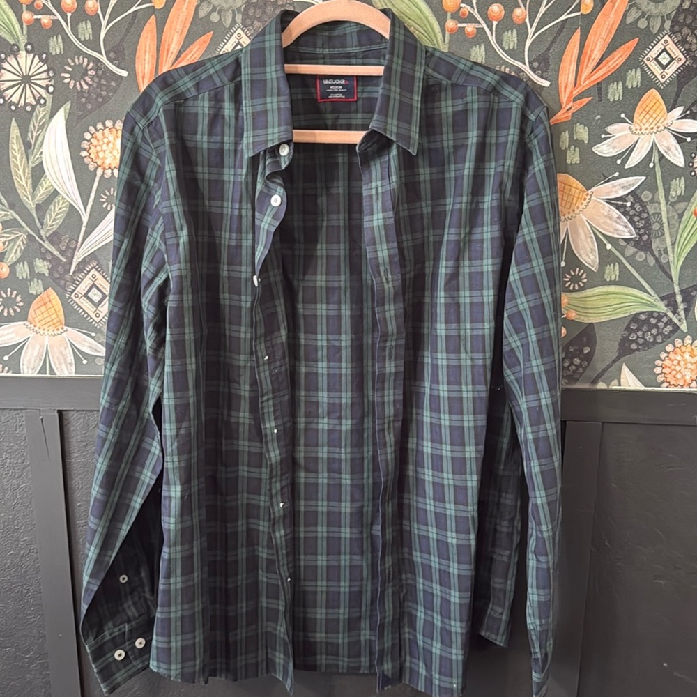 Green Casual Button Down Shirt with Classic Plaid Design